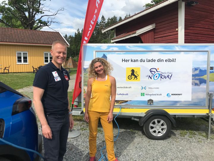 Daglig leder Knut Eirik Dybdal og eventyrer Cecilie Skog deltok på lanseringen av et nytt samarbeid mellom NAF, DNT og Arctic Race of Norway om å utplassere mobile elbilladere i Nord-Norge. Foto: ARN