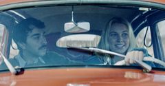 Alex Wolff og Thea Sofie Loch Næss i rollene som Leonard Cohen og Marianne Ihlen. Foto: Ronald Plante/Redpoint Productions/NRK