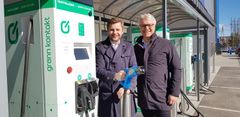 Ole Henrik Hannisdahl, daglig leder i Grønn Kontakt og Geir-Jostein Dyngeseth, organisasjons- og medlemsdirektør i Coop Norge gleder seg over å nå kunne tilby Coops medeiere 8 prosent ladebonus.