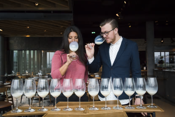 Vinkelnerne Liora Levi og Magnus Egerdahl Nørsett (foto: Katrine Lunke)