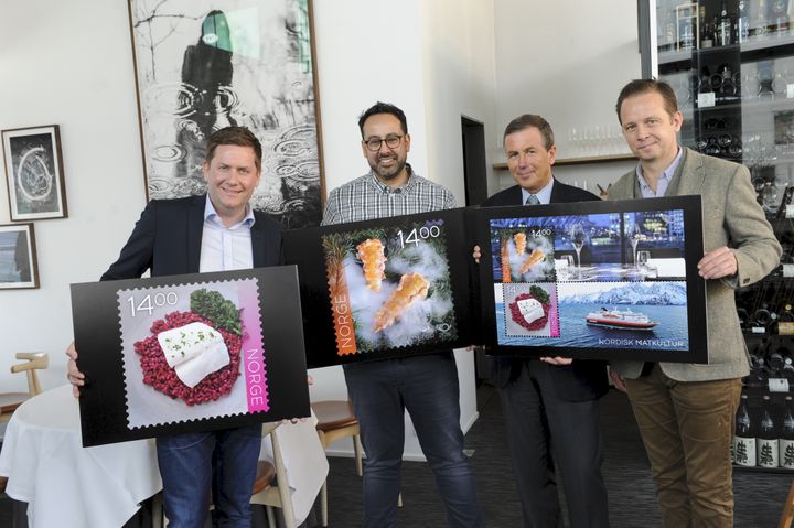GOURMET-FRIMERKER: Fra venstre konsernsjef Daniel Skjeldam i Hurtigruten, medeier Bandar Abdul-Jauwad fra Maaemo, konsernsjef Dag Mejdell i Posten og matkunstner Andreas Viestad. Foto: Birger Morken