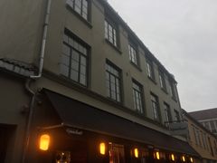 Den gamle kompassfabrikken i Nordre gate 2 vitner om en lang historie knyttet til forretningsdrift i en sentral del av Midtbyen i Trondheim. Eierne får 773.000 til tiltak på over 60 vinduer i bygget. At det fortsatt er kontorer og forretningsvirksomhet i bygningen gjør at prosjektet bidrar til å vise at bevaring av eldre vinduer er et godt alternativ sammenlignet med utskifting av vinduer. (Foto: Privat/Fra søknad)