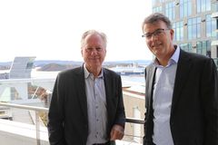 Stein Olav Henrichsen, direktør Munchmuseet og Sjur Gaaseide, CEO Deloitte, undertegner avtalen på en verdi av 2,5 MNOK i året over fem år.
