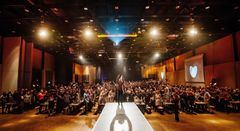 Konserndirektør Torben Sneve tar selfie fra scenen under Adeccodagene 2018.