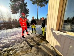 Runar Bergestuen i Statens vegvesen sjekket støytiltakene i Amundrudvegen 93. Zydrunas Andrulis og Deividas Dirmeikis er snekkere i RK Montasje. (Foto: Per Kollstad/Statens vegvesen)
