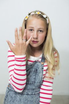 Thea (12) viser gifteringen