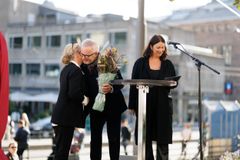 Konsernsjef i Aspelin Ramm, Gunnar Bøyum, får blomster av Oslo kommune for oppgradering av Sommerroparken og godt samarbeid.