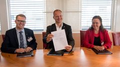 Med signert avtale;  fra venstre fungerende fylkesordfører Pål Kårbø i Hordaland fylkeskommune, samferdselsminister Ketil Solvik-Olsen og og byråd Anna Elisa Tryti i Bergen kommune. Foto: TLM/SD