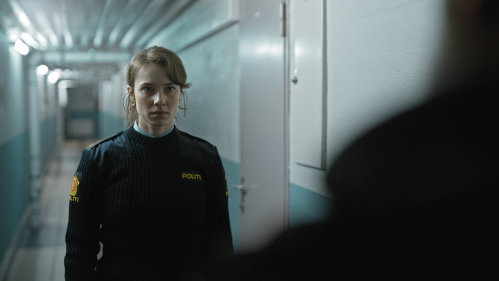 Skuespiller Mathilde Henriksen deler tilfeldigvis navn med norgeshistoriens første kvinnelige politibetjent. I "Catch and Release" har hun en av hovedrollene som den unge politikvinnen Fillippa. (Foto: Shuuto Arctic AS)