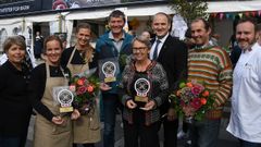 Fra venstre: Nina Sundqvist, Matmerk. Anne-Marte Røen og Anne Marthe Løken, Duga. Trond Vilhelm Lund, Rørosmeieriet. Anne Birte Olsen, Nyr. Statsråd Jon Georg Dale. Hans Arild Grøndahl, Nyr og Lars-Erik Undrum, Villa Sole.
