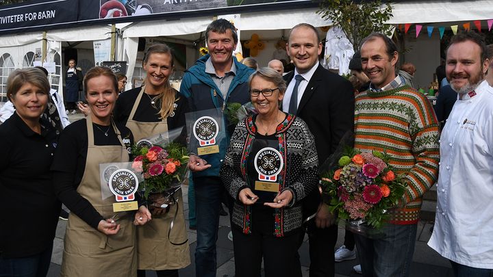 Fra venstre: Nina Sundqvist, Matmerk. Anne-Marte Røen og Anne Marthe Løken, Duga. Trond Vilhelm Lund, Rørosmeieriet. Anne Birte Olsen, Nyr. Statsråd Jon Georg Dale. Hans Arild Grøndahl, Nyr og Lars-Erik Undrum, Villa Sole.