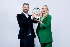 Carina Olset og Yousef Hadaoui skal lede Idrettsgallaen i Trondheim Spektrum 8. januar. Foto: Julia Marie Naglestad/NRK