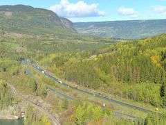 E6-strekningen mellom Storhove i Lillehammer og Hunderfossen i Øyer består av 9,6 kilometer med firefelts motorvei, inkludert ny toløpstunnel på ca. 2,6 kilometer forbi Fåberg. Bildet viser eksisterende vei ved Ensby.