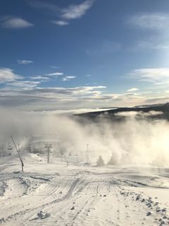 Skeikampen produserer snø både dag og natt.