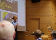 FORSKNING I FOKUS: Rektor Nina Skarpenes innleder foran et fullsatt auditorium på Politihøgskolens forskningskonferanse i juni 2018. Foto: Naledi Forbord.