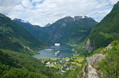 Cruiseskip i Geirangerfjorden Foto: Øvind Heen/ Visitnorway.com