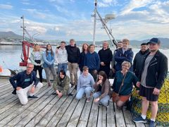 Fiskeri- og sjømatminister Odd Emil Ingebrigtsen møtte ungdomsfiskere på havna i Mehamn. Foto: NFD