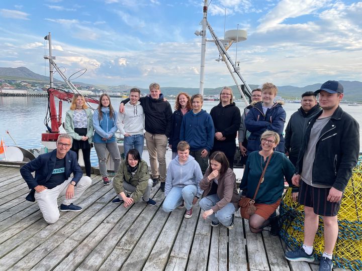 Fiskeri- og sjømatminister Odd Emil Ingebrigtsen møtte ungdomsfiskere på havna i Mehamn. Foto: NFD