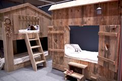 Bedriften Bestkiddos AS fikk mye besøk på sin stand. Hyttesengene så ut til å tiltrekke seg både voksne og barn. Foto: Ann Merete Slåttland/Kreativ-i-tet