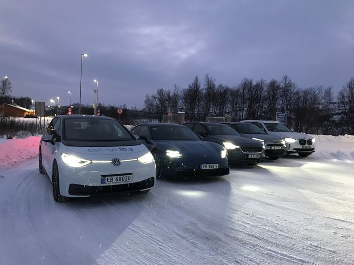 Her er de fem utvalgte bilene som er med på Elbilforeningens vintertest parkert foran den russiske grensen på Storskog (foto: Norsk elbilforening).