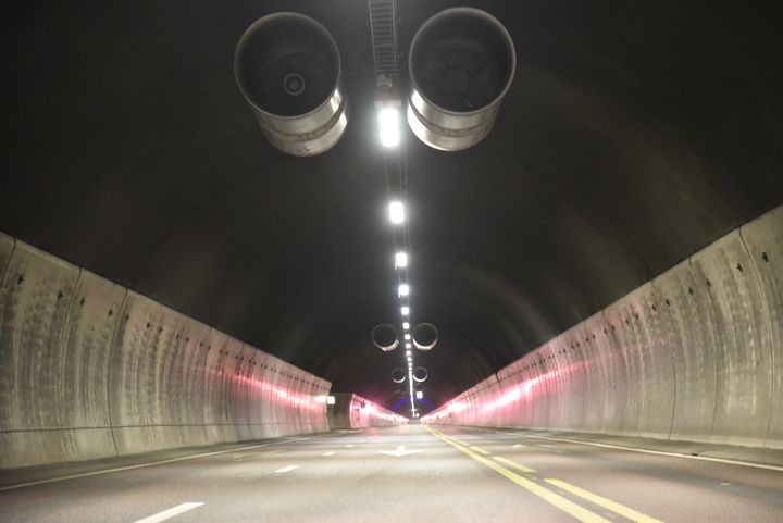 Ny ventilasjon i Oslofjordtunnelen er bare ett av mange sikkerhetstiltak som gjør at tunnelen nå kan være åpen for alle typer kjøretøy 24 timer i døgnet. (Foto: Anine Kalmo Larsen / Statens vegvesen)