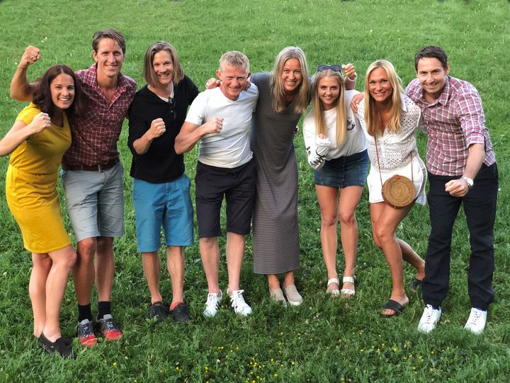 Åtte av de ti deltakerne som reiser til Mesternes mester-innspilling på Mallorca i juni. F.v. Ann Kristin Flatland, Lars Berger, Tom Hilde, Pål Anders Ullevålsæter, Hanne Haugland, Kine Olsen Vedelden, Karina Hollekim og Glenn Solberg. Karoline Dyhre Breivang og Ole Martin Årst var ikke til stede da dette bildet ble tatt. (Foto: Rubicon/NRK)