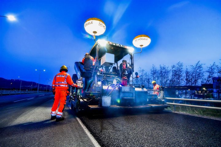 Asfaltering riksveger. Foto: Knut Opeide