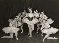 Fra danseforestillingen Coppelia i 1952. Anne Borg er i midten som Svanhilda. Foto: Oslo Museum: http://www.digitaltmuseum.no/things/rollebilde-coppelia-rita-toris-ballettgruppe/OMU/TM.T01039?query=anne+borg&search_context=1&count=55&pos=6