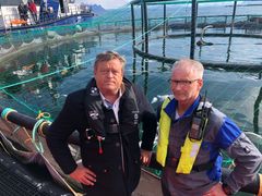 Fiskeri- og sjømatminister Harald T. Nesvik besøkte Mortenlaks i mai 2019. Her sammen med Tom Jarle Bjørkly.