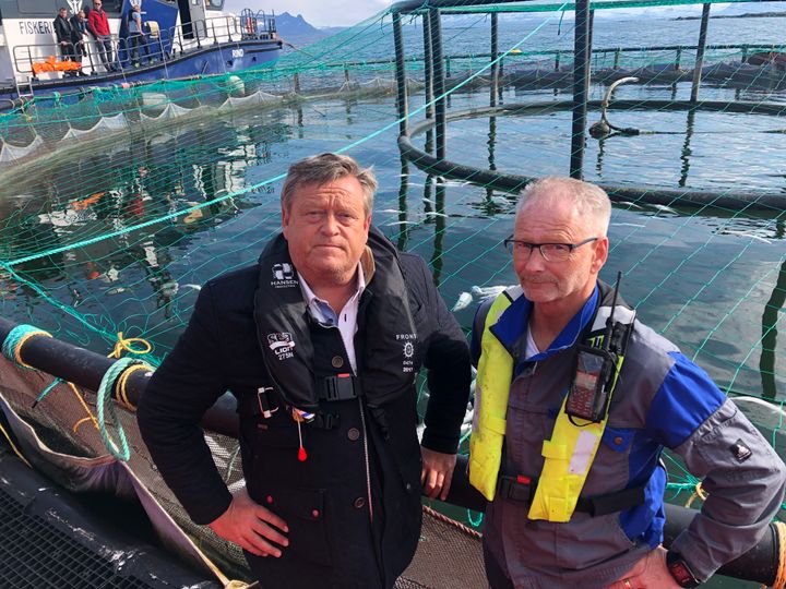 Fiskeri- og sjømatminister Harald T. Nesvik besøkte Mortenlaks i mai 2019. Her sammen med Tom Jarle Bjørkly.