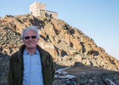 Professor emeritus Asgeir Brekke mottar en helt spesiell utmerkelse fra Japan, den oppadstigende sols orden. Foto: Tommy Hansen / UiT