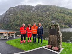 På rasteplassen ved Hovsvatnet. Fra venstre Tor Skårland og Oddvar Ollestad (Statens vegvesen, Stein Jonny Nevland ( Mesta) og ordfører Magnhild Eia i Lund kommune. Foto: Camilla Øverland Skoland, Lund kommune