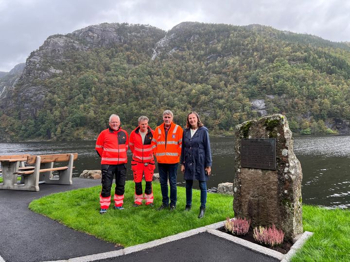 På rasteplassen ved Hovsvatnet. Fra venstre Tor Skårland og Oddvar Ollestad (Statens vegvesen, Stein Jonny Nevland ( Mesta) og ordfører Magnhild Eia i Lund kommune. Foto: Camilla Øverland Skoland, Lund kommune