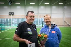Tom Arne Stryken ble overrasket av Kjetil André Aamodt. Foto: Karl Filip Singdahlsen