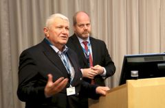 Tor Husjord poengterte at 80 prosent av skipstrafikken i Arktis skjer i norske områder. Her ligger også risikoen. Bak ham står Johan Marius Ly, beredskapsdirektør i Kystverket. Foto: Kystverket