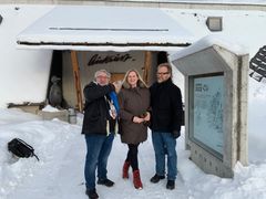 Flåklypa-teamet besøkte nylig Huset Aukrust i Alvdal. Fra venstre: Tegner Thierry Capezzone, redaktør Iselin Røsjø Evensen og manusforfatter Øyvind Sagåsen.