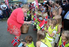Statsministeren deltok i Redningsselskapets 125-årsfeiring, og delte blant annet ut is til barna.