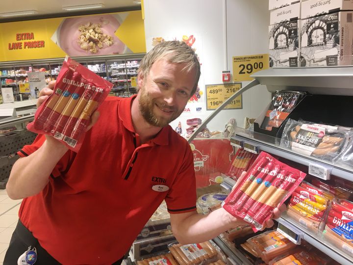Butikksjef Rune Disserud ved Extra Kallerud fyller kjølediskene med grillmat, og forventer at salget eksploderer den neste uken, med godværet som er meldt. Foto: Coop