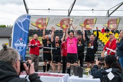 Gatefotballaget Armeen Harstad jubler over 3. plass i B-sluttspillet i 2022.