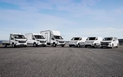 Hele varebil-rangen til Maxus. Fra venstre: Maxus e-Deliver 9 planbil, e-Deliver 9 varebil, e-Deliver 9 skapbil, e-Deliver 3 (4,8m3), e-Deliver 3 (6,3m3) og Euniq 2-seters varebil.