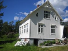 Huset Kleivagården i Sortland fikk støtte fra Kulturminnefondet som gjør det mulig å fortsette istandsettingsarbeidet. Foto: Privat/fra søknad