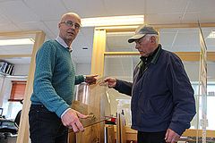 Kjartan Skjong tar gjerne utfordringer fra kundene. Steinar Røsvik trenger nye glass til drivhuset sitt.