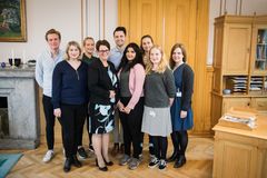 Disse møtte stortingspresident Tone Wilhelmsen Trøen (i midten) til rådslag om ytringstrygghet for unge (f.v.): Sondre Hansmark (UV), Martine Tønnesen (KrFU), Sandra Bruflot (UH), Bjørn-Kristian Svendsen (FpU), Raheem N. Sheik (RU), Ina Rangønes Libak, (AUF). Emma Berge Ness (Spu) og Margrethe Hegstad Rode (LNU)
