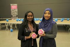 Arfa Irej Qureshi (til høyre) og Melissa Sabamali ledet an demonstrasjonen for jenters rettigheter ved Oslo Katedralskole i dag. Foto: Plan International Norge