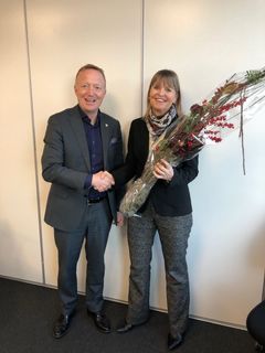 Nye Veiers styreleder Harald V. Nikolaisen gratulerte Anette Aanesland med stillingen som ny adm. direktør i Nye Veier