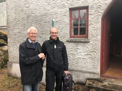 Stiftelsen til ivaretagelse av Fridtjof Sundts Musikkhall og Kjeglebane fekk 580.000 kroner frå Kulturminnefondet til den heilt spesielle bygninga på Skorpo i Os. Harald Nævdal (t.v.) og Tom Tellefsen gleder seg til det igjen blir liv her. (Foto: Linda C. Herud/Kulturminnefondet)