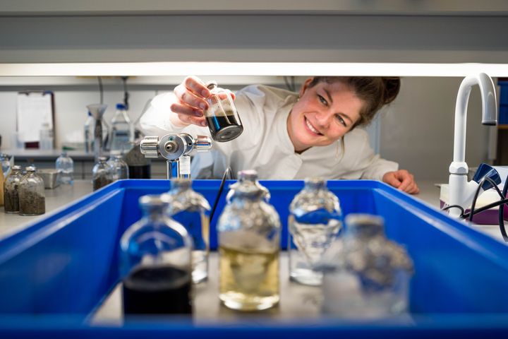Doktorgradsstipendiat Elisabeth Gautefall Hiis ved NMBU i arbeid på laboratoriet. Foto: Tonje Halvorsen Walde