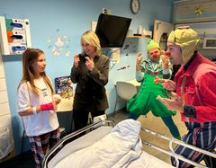Anne Lindboe og Sykehusklovnene besøker pasient Anna Volk. De krysser fingrene for at Anna får komme hjem til julaften.