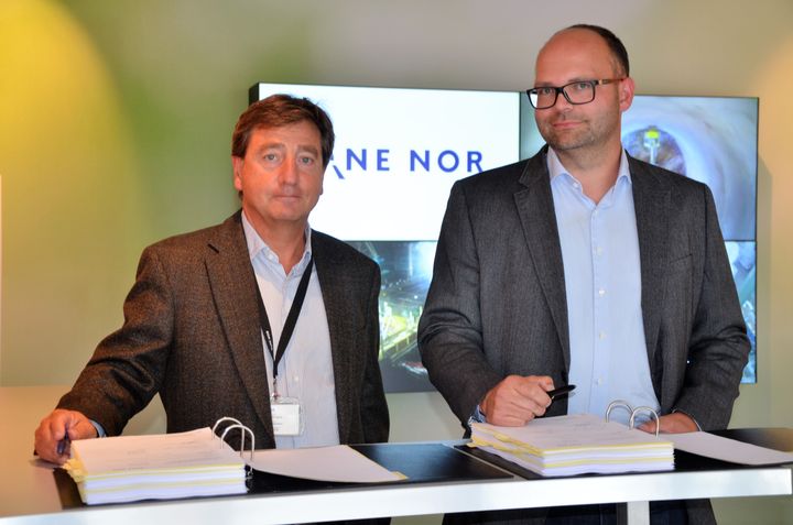 Per David Borenstein, prosjektdirektør Bane NOR og Ivar Galaaen (til høyre) direktør i AF Anlegg signerte avtalen med Bane NOR.