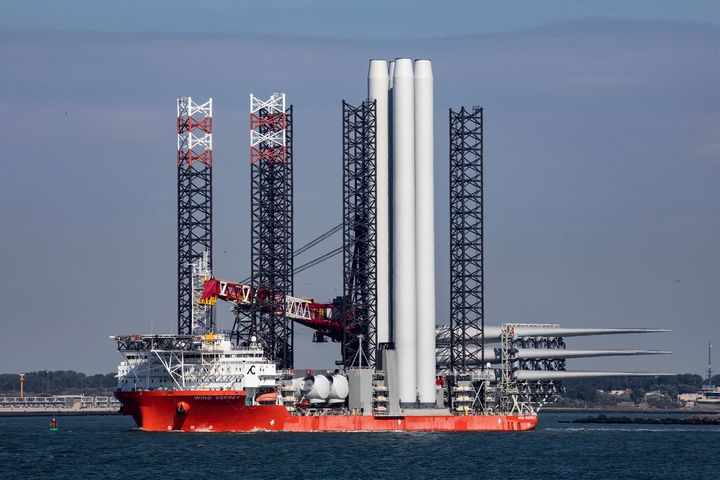 TUNG LAST: Cadeler-fartøyet Wind Osprey frakter gigantiske 11 MW vindturbiner som skal bli del av havvindparken Hollandse Kust Zuid.